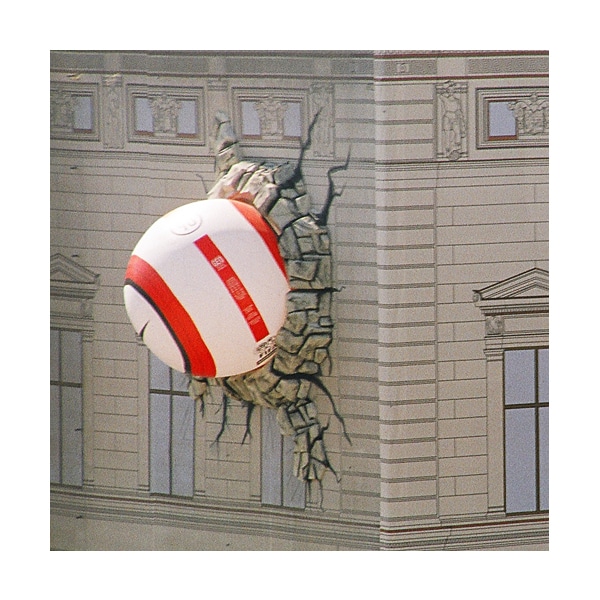 Aufgeblasener Riesenball (Nike) in Gebäudefassade | Guerilla Marketing